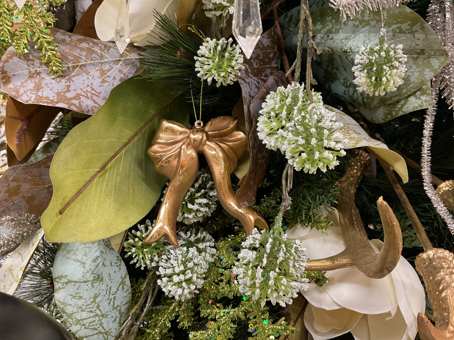 Gold bow ornament 4.25“